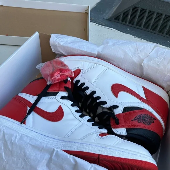 Nike Air Jordan 1 Retro High OG in White and Red - Picture 3 of 12
